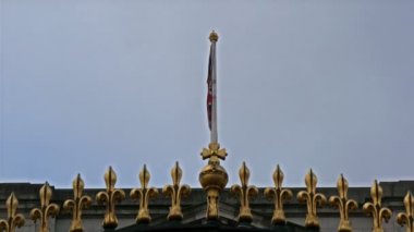 Buckingham Sarayı'na İngiltere bayrağı.