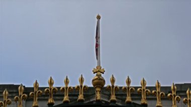 Buckingham Sarayı'na İngiltere bayrağı.