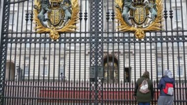 Buckingham Palace büyük kapıları.