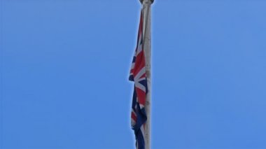 Buckingham Sarayı'na bayrak direği.