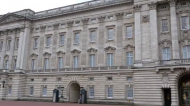 Sokağın karşısındaki Buckingham Palace.