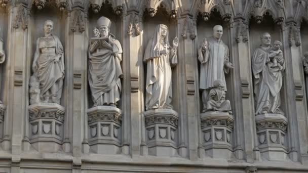 Skulpturen an der Westmünsteraner Abteikirche — Stockvideo