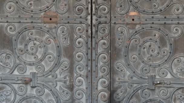 Grande porta della chiesa dell'Abbazia di Westminster — Video Stock