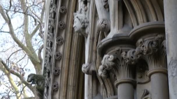 Gebeeldhouwde muren van de kerk van Westminster Abbey — Stockvideo