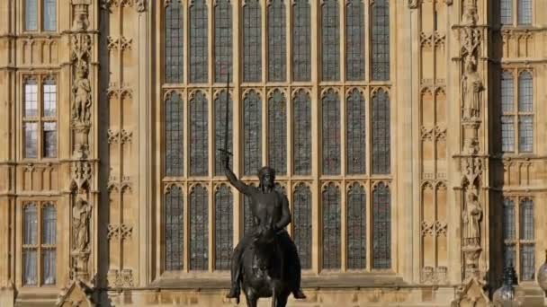 Monument d'un homme chevauchant un cheval — Video