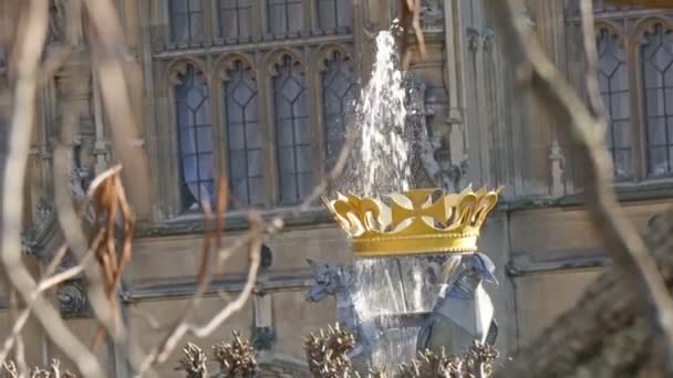 Små sprutande fontänen på Westminster Abbey — Stockvideo