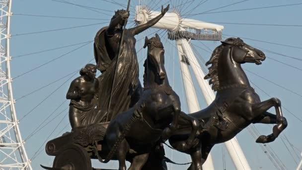 馬に乗る男の記念碑 — ストック動画