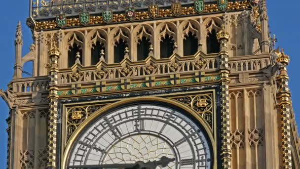 Olhando de perto o relógio Big Ben em Londres — Vídeo de Stock