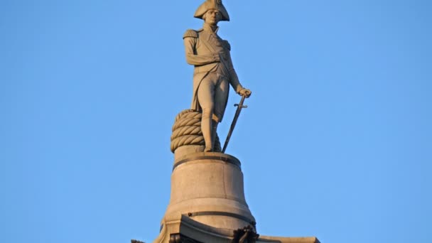 Estátua de um cavaleiro com sua espada — Vídeo de Stock