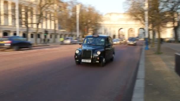 Straten van Londen met auto 's — Stockvideo