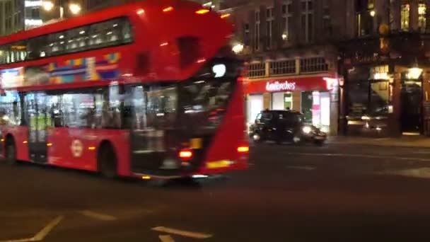 Londen met bussen en auto 's — Stockvideo
