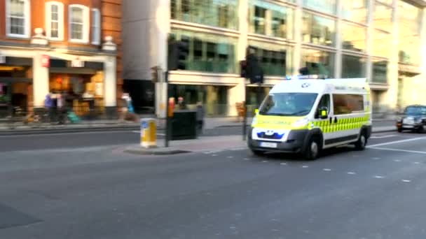 En ambulans i Londons street — Stockvideo