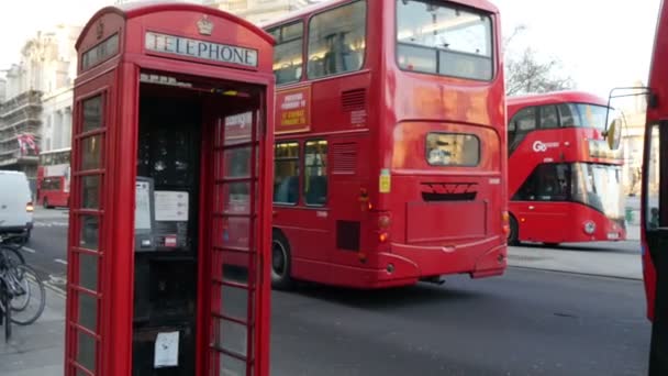 Telefonino rosso e autobus — Video Stock