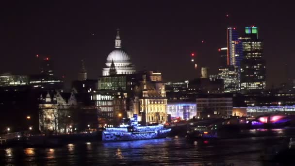 Uitzicht op de stad Londen 's nachts — Stockvideo