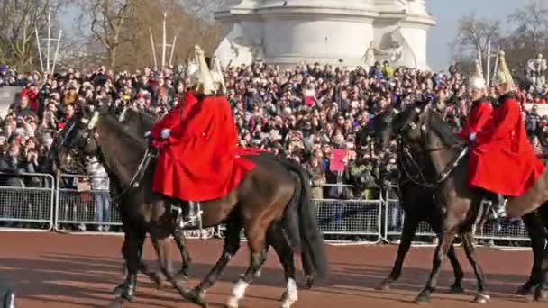 Změna stráží v Buckinghamském paláci — Stock video