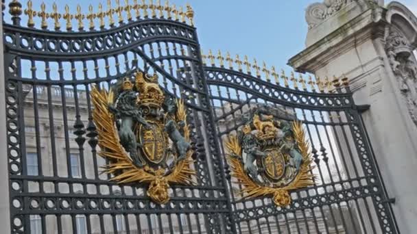 Großes Tor im buckingham Palace — Stockvideo