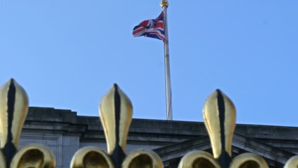Флаг Англии, машущий на шесте — стоковое видео