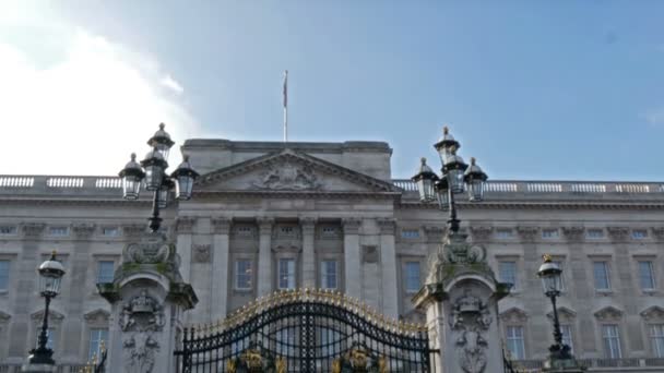 La vista del Buckingham Palace dal cancello — Video Stock