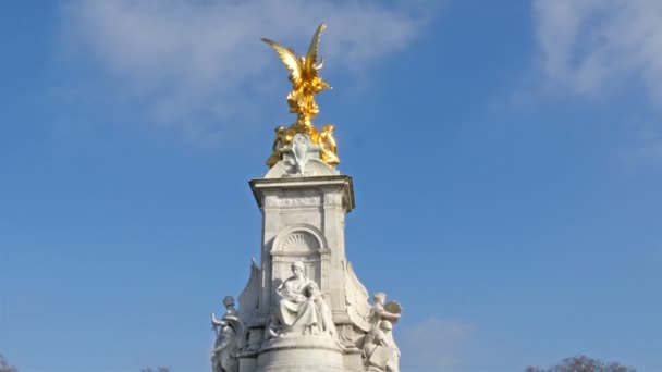 Een van de grote monument buiten de Buckingham Palace — Stockvideo