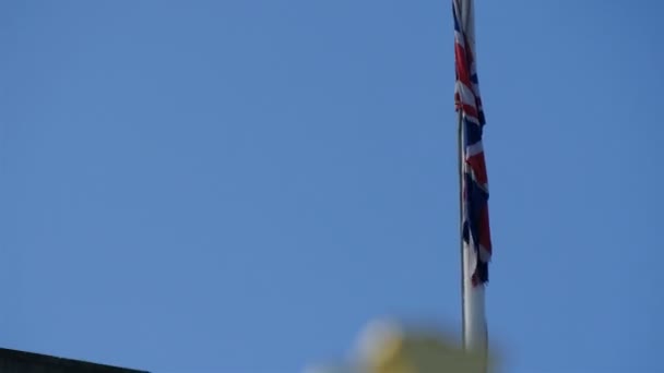 De vlag en het gouden kruis in Buckingham Palace — Stockvideo