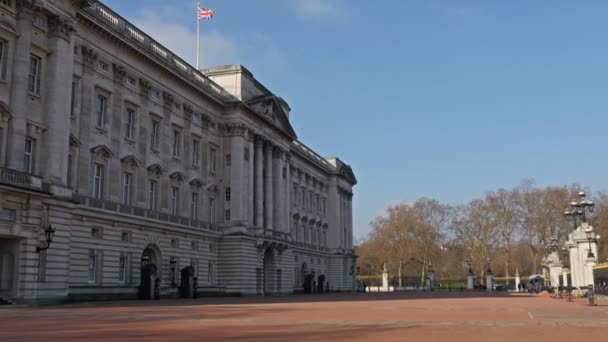 La vista del Palacio de Buckingham desde el exterior — Vídeos de Stock