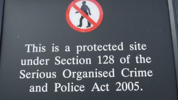 Une pancarte disant pas d'intrusion sur la zone — Video