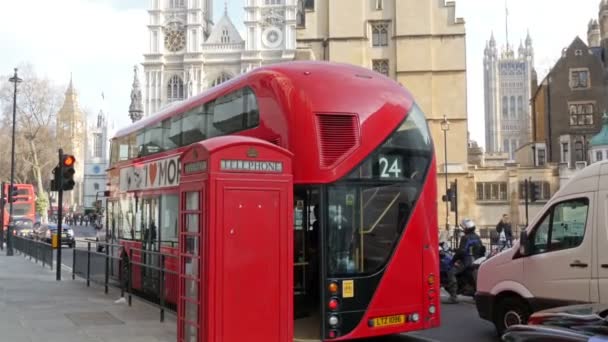 Een van de drukke straten in Londen met de Phone booth — Stockvideo