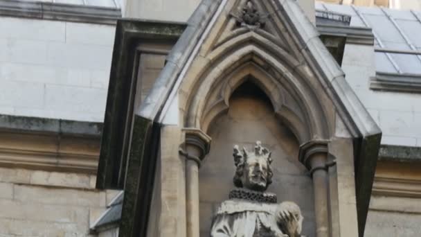 Een standbeeld op de Westminster Abbey — Stockvideo