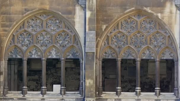 Los arcos dorados en las ventanas de la Abadía de Westminster — Vídeo de stock