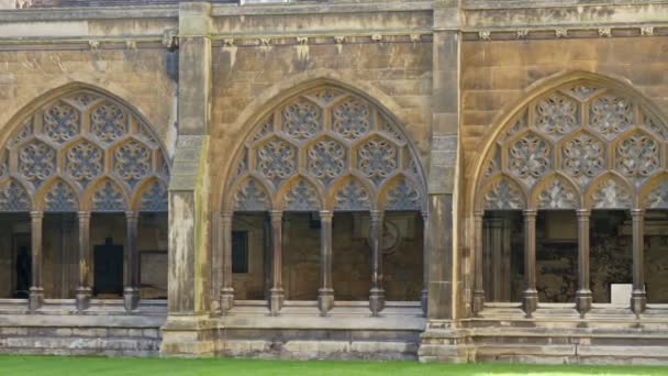Золотые арки на окнах Вестминстерского аббатства — стоковое видео