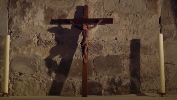 Un crucifix aux bougies — Video