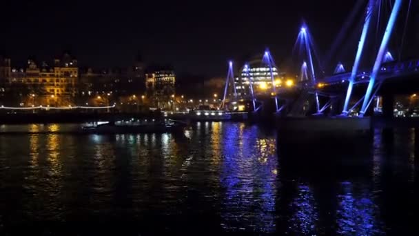 Ein kleines Boot überquert die Brücke — Stockvideo