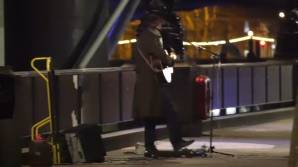 Ein Straßenmusiker auf der Straße — Stockvideo