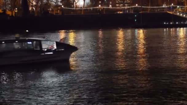 Thames nehri geçerken bir tekne — Stok video