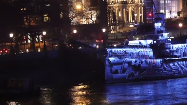 Ein großes Boot auf der Themse mit Passagieren — Stockvideo