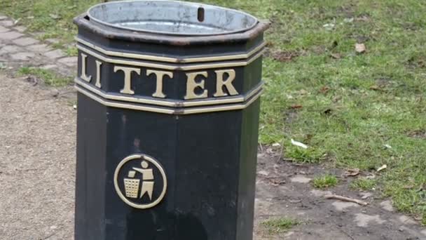 Une canette dans le parc royal — Video