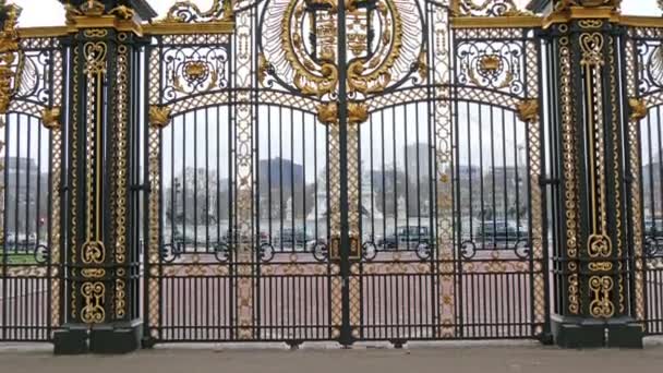 Huge gate of the Buckingham Palace. — Stock Video