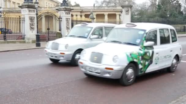 Cars passing by the Buckingham Palace — Stock Video