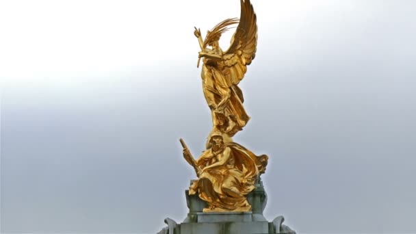 Estatua dorada de un hombre con alas — Vídeo de stock