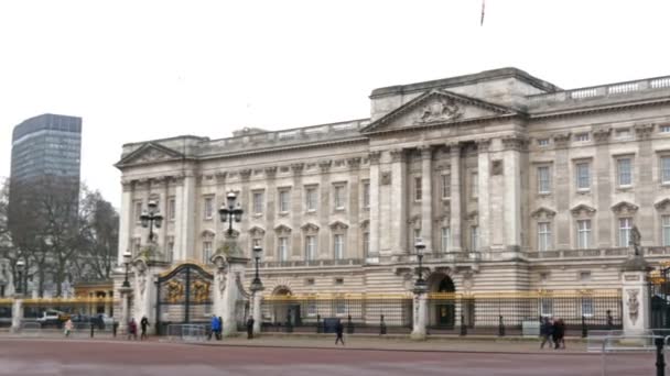 Buckingham-palota, az utca túloldalán. — Stock videók