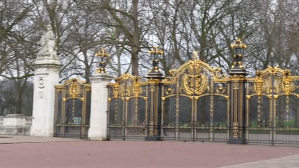 Gran puerta del Palacio de Buckingham . — Vídeos de Stock