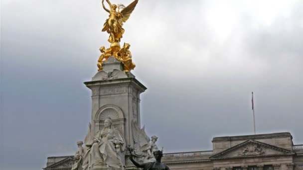 Estatua frente al palacio de Buckingham — Vídeos de Stock