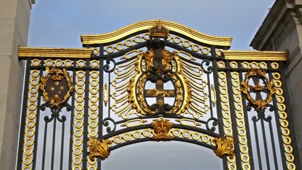 La puerta dorada frente al monumento — Vídeos de Stock