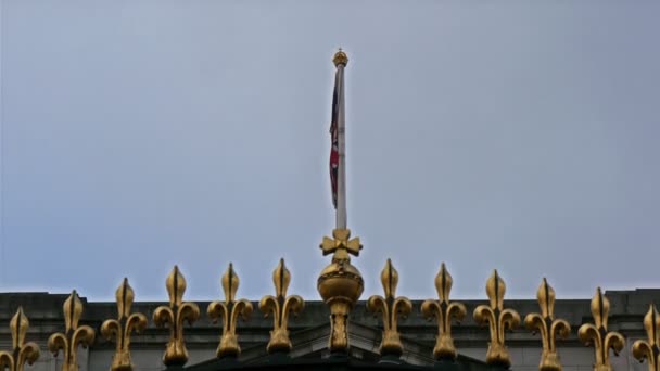 Vlajka Anglie na Buckinghamský palác. — Stock video