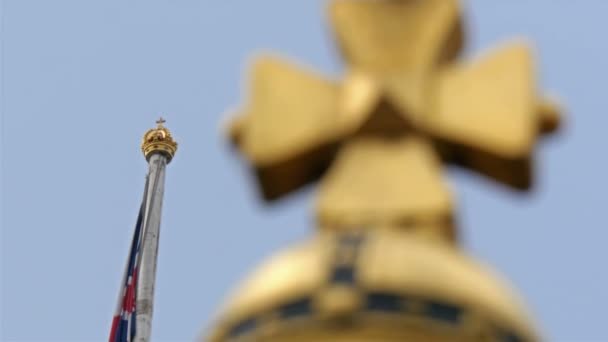 Gyllene kors på toppen av en stolpe. — Stockvideo