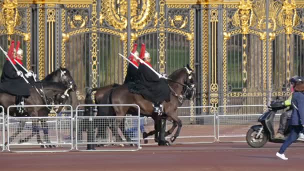 Os guardas do palácio em seus cavalos — Vídeo de Stock