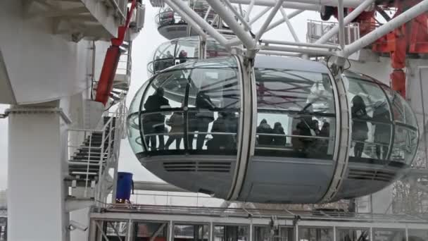 The big capsules of the London Eye — Stock Video