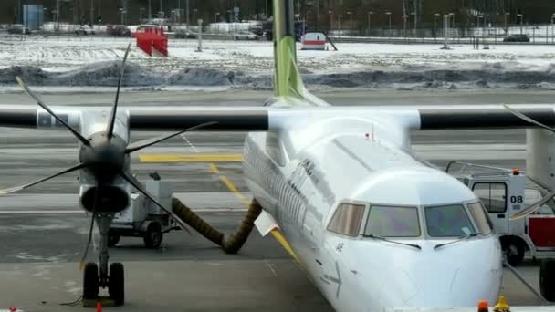 Een vliegtuig op stand-by in een luchthaven — Stockvideo