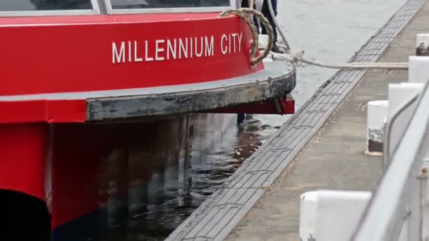 Een veerboot docking — Stockvideo