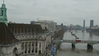 Thames Nehri ve infront binalar